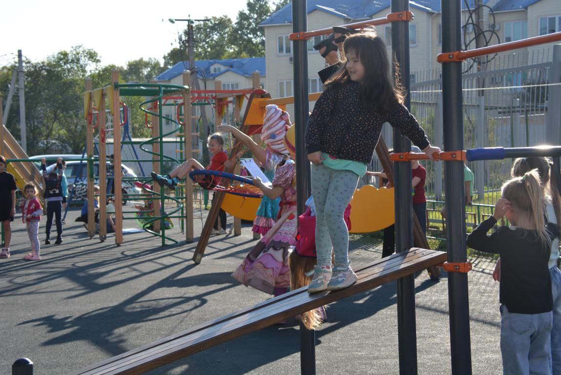 Дворы еще четырех многоквартирных домов в Белогорске сделают комфортными в 2026 году Благоустройство территорий запланировано на придомовых территориях по ул Кирова 55 57 и по ул Кирова 62 Ленина 21 в рамках реализации мероприятий планов социального развития центров экономического роста в части благоустройства дальневосточных дворов госпрограммы Амурской области по модернизации жилищно коммунального комплекса На придомовых территориях будут проведены комплексные мероприятия по благоустройству рассказала специалист Управления ЖКХ Анна Шапилова Здесь запланирован ремонт дворовых проездов замощение асфальтирование тротуаров входов в подъезды и оборудование детских спортивных и хозяйственных площадок На преображение двух дворов будет направлено 20 млн рублей федеральных и областных средств Следите за новостями на Белогорск РФ   ВK   ОК   MAX канал   поддержать канал