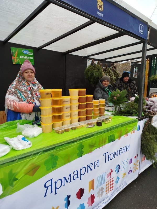 Более 6 тонн сельскохозяйственной продукции реализовано на тюменской ярмарке В субботу на четырех площадках города Тюмени прошла продовольственная ярмарка Сельскохозяйственную продукцию представили 56 товаропроизводителей из 13 муниципалитетов Тюменской области Площадки города были наполнены молочной мясной и рыбной продукцией продуктами пчеловодства и птицеводства а также дикоросами и сухофруктами 17 ремесленников представили товары собственного производства деревянные изделия игрушки вязаные вещи и хвойные деревья Большим спросом у посетителей пользовалось мясо говядины и свинины По итогам ярмарки общий объем реализованной сельскохозяйственной и ремесленной продукции составил более 6 тонн Мы в мессенджере Max АПК