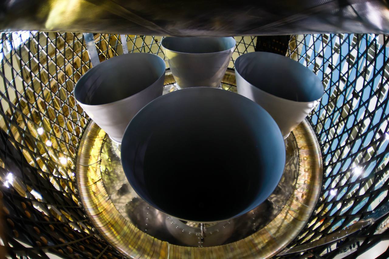 На Байконуре на стартовом комплексе установили Союз 2 1а с пилотируемым кораблём Союза МС 28 Как сообщает Роскосмос запуск произойдет 27 ноября В экипаж Союза МС 28 входят космонавты Сергей Кудь Сверчков и Сергей Микаев а также астронавт Кристофер Уилльямс