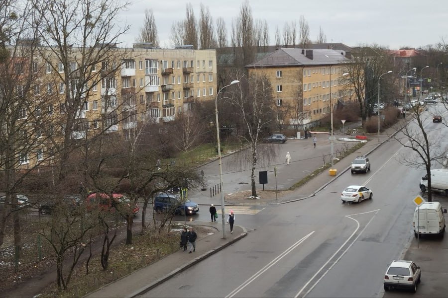 В феврале горвласти намерены открыть шесть платных муниципальных парковок  Четыре парковки, как сообщили «Новому Калининграду» в пресс-службе горадминистрации, заработают с 10 февраля, а еще две должны открыть 17 февраля.  С 10 февраля первые автомобили должны принять парковки на ул. Черняховского  60 мест , на ул. Генерал-лейтенанта Озерова  37 мест , на ул. Юношеской  37 мест  и на Ленинском проспекте, у «Дома искусств»  64 места . С 17 февраля, согласно графику, заработают две парковки на улице Железнодорожной по 72 и 56 мест.  Цена часа стоянки автомобиля весом до 3,5 тонн составит 70 рублей, а свыше 3,5 тонн — 120 рублей.