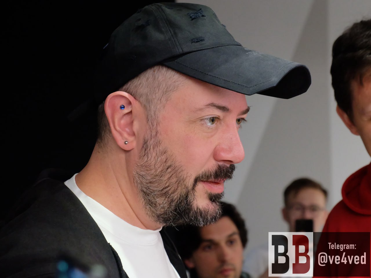 Артемий Лебедев вновь приедет на строительный форум в Екатеринбург Как рассказали организаторы форума 100 TechnoBuild дизайнер и блогер проведёт 1 октября открытую лекцию тема которой пока держится в секрете Сам форум стартует уже завтра 30 сентября В 2024 году Лебедев уже приезжал в Екатеринбург на этот форум тогда его выступление вызвало ажиотаж В прошлом году Лебедев отметился рядом резонансных высказываний в частности он сказал что в Среднеуральске очевидно жопа Спустя несколько месяцев мэр Среднеуральска Алексей Стасёнок догнал его встретился с дизайнером на выставке в Москве и получил от него объяснения Телеграм канал ve4ved Поддержать Подписаться Прислать новость 18