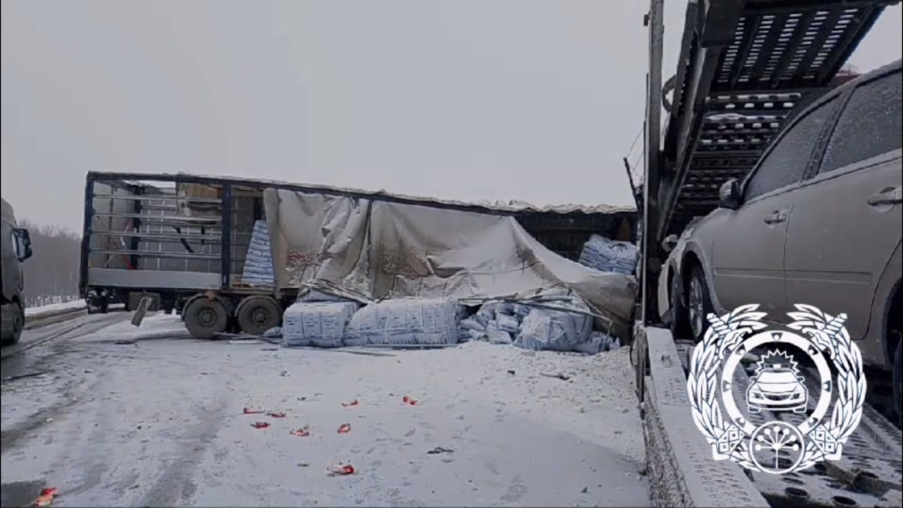 В Башкирии на трассе М-5 столкнулись три грузовых автомобиля  ДТП зарегистрировано на 1505 км автодороги в Иглинском районе. Как сообщают в Госавтоинспекции Уфы, авария произошла около 8 часов утра. Столкнулись 2 фуры и автовоз, в прицепе которого находилось 8 новых машин разных марок.  Предварительно установлено, что 41-летний водитель, управляя грузовым автомобилем «Вольво», двигаясь со стороны Челябинска в сторону Уфы, не справился с управлением и выехал на встречную полосу.  В это время на обочине стоял другой грузовик «Мерседес». В результате лобового столкновения «Вольво» отскочил и допустил касательное столкновение с попутным грузовым автомобилем «Скания».  «В результате ДТП 61-летний водитель «Мерседеса» госпитализирован. Легковые автомобили автовоза получили механические повреждения», - прокомментировали в пресс-службе ведомства. По факту ДТП проводится проверка, выясняются обстоятельства произошедшего.    На участке организовано реверсивное движение.