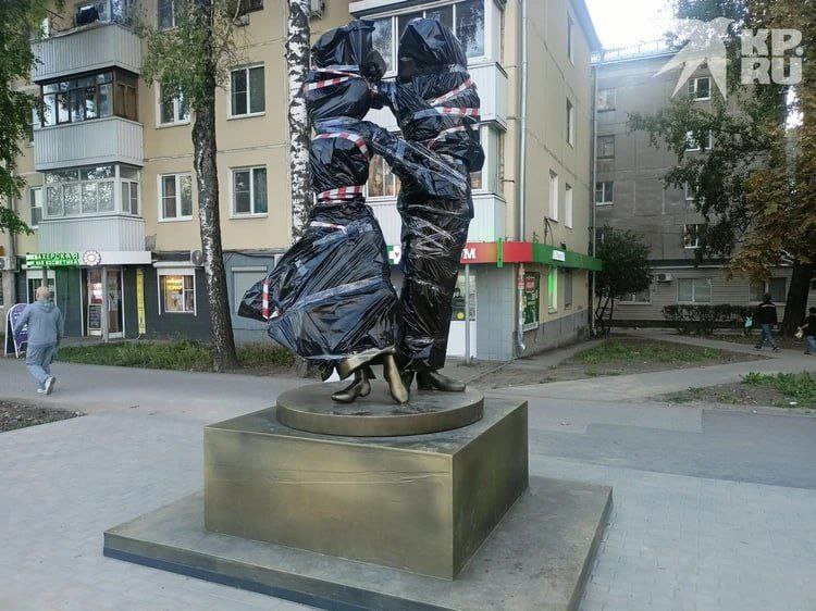 Установленную на Севастопольской аллее в Рязани скульптуру Молодой нахимовец с девушкой закрыли чёрным полиэтиленом kprzn62
