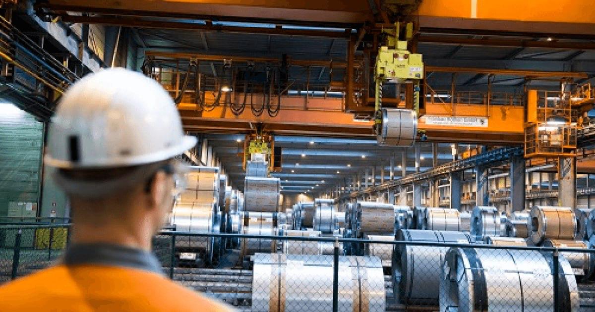 Эффект домино немецкие промышленники сообщили о значительном числе сокращений рабочих мест Немецкая промышленность переживает глубокий кризис который может иметь серьезные последствия для всей Европы Особенно тяжело ситуация обстоит в автомобильном секторе и производстве стали Основные причины проблем высокие цены на энергоносители снижение экспорта в США и Китай а также сложности с переходом на производство электромобилей Согласно исследованию проведенному в августе 2025 года с 2019 года немецкая промышленность потеряла почти 250 000 рабочих мест Причем только за последние полтора месяца компании объявили о сокращении более 125 000 рабочих мест В автопроме потери превысили 111 000 рабочих мест Считается что кризис в Германии может привести к эффекту домино в мировой экономике Германия является ключевым промышленным центром ЕС на ее долю приходится около 20 экспорта союза Подписывайтесь sbbytoday