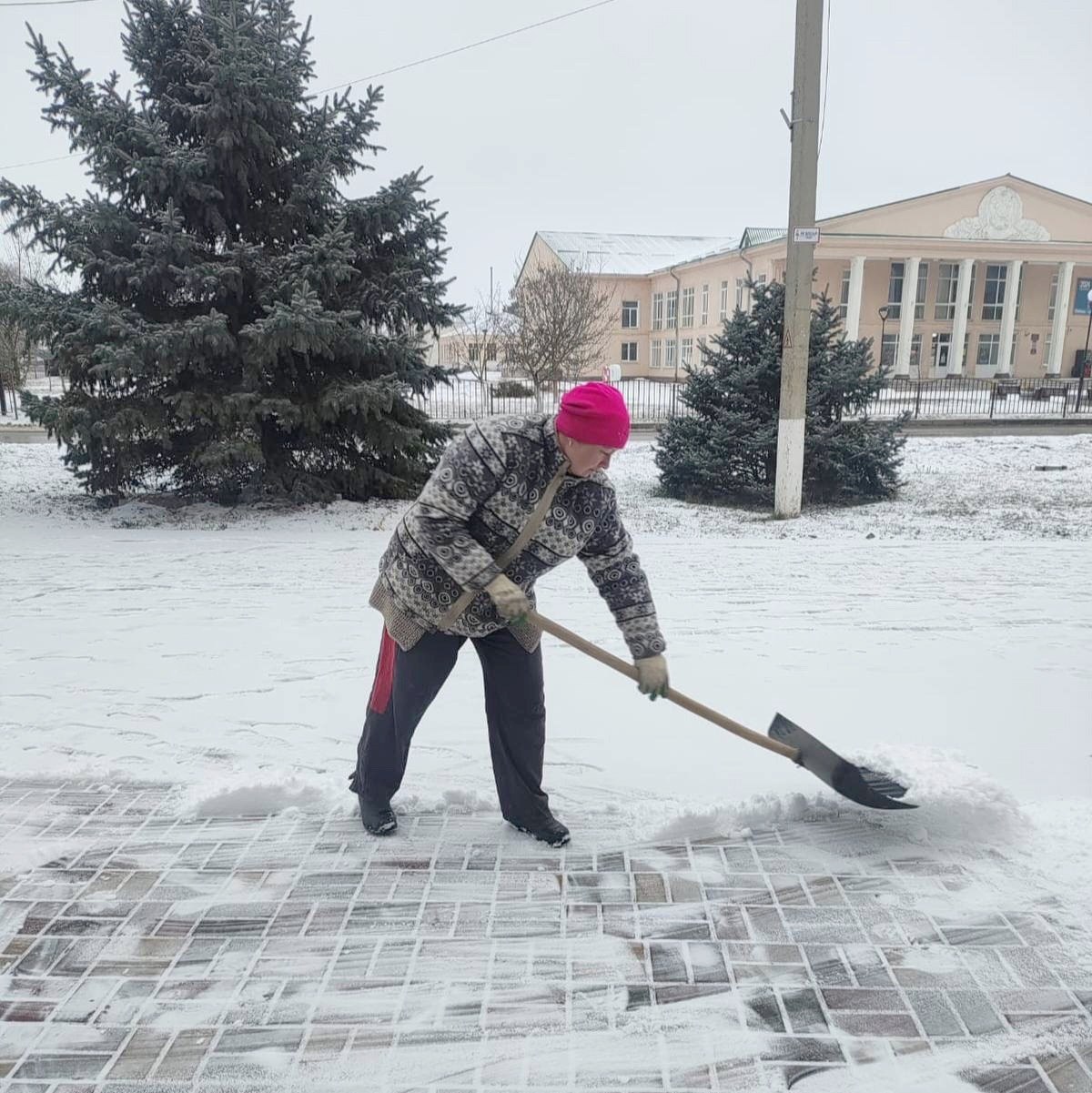 Улицы округа очищают от снега  Несмотря на холодную снежную погоду, работники МКУ «Коммунсервис» с раннего утра приступили к работе. Тротуары быстро очищаются от снега, чтобы обеспечить безопасность движения пешеходов.  Для расчистки автомобильных дорог задействована снегоуборочная техника.  Информация и фото: пресс-служба АНМО