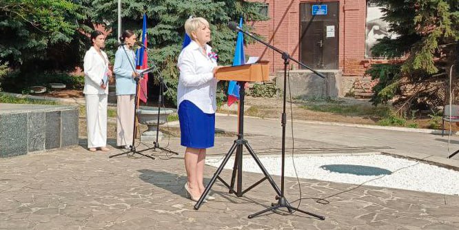 В Славяносербске у памятника «Нет уз святее братства» состоялся митинг, посвященный Дню России В мероприятии приняли участие глава округа Сергей Крамаренко, заместитель Секретаря местного отделения «Единой России», Председатель Совета муниципалитета Антонина Гречишкина, почетные гости из Алтайского края во главе с заместителем председателя Правительства Александром Климиным, муниципальные депутаты. Обращаясь к присутствующим, Сергей Крамаренко подчеркнул важность единства и патриотизма в нынешних условиях, отметил поддержку со стороны регионов России, в частности Алтайского края. Поздравляя земляков, Антонина Гречишкина пожелала всем мирного неба над головой, успехов в работе на благо нашей Родины, реализации задуманных планов, благополучия и процветания. Также участников митинга с Днем России поздравил Александр Климин, который подчеркнул, что День России символизирует патриотизм, духовную близость и стремление к развитию родного края. Праздник продолжился праздничным концертом.