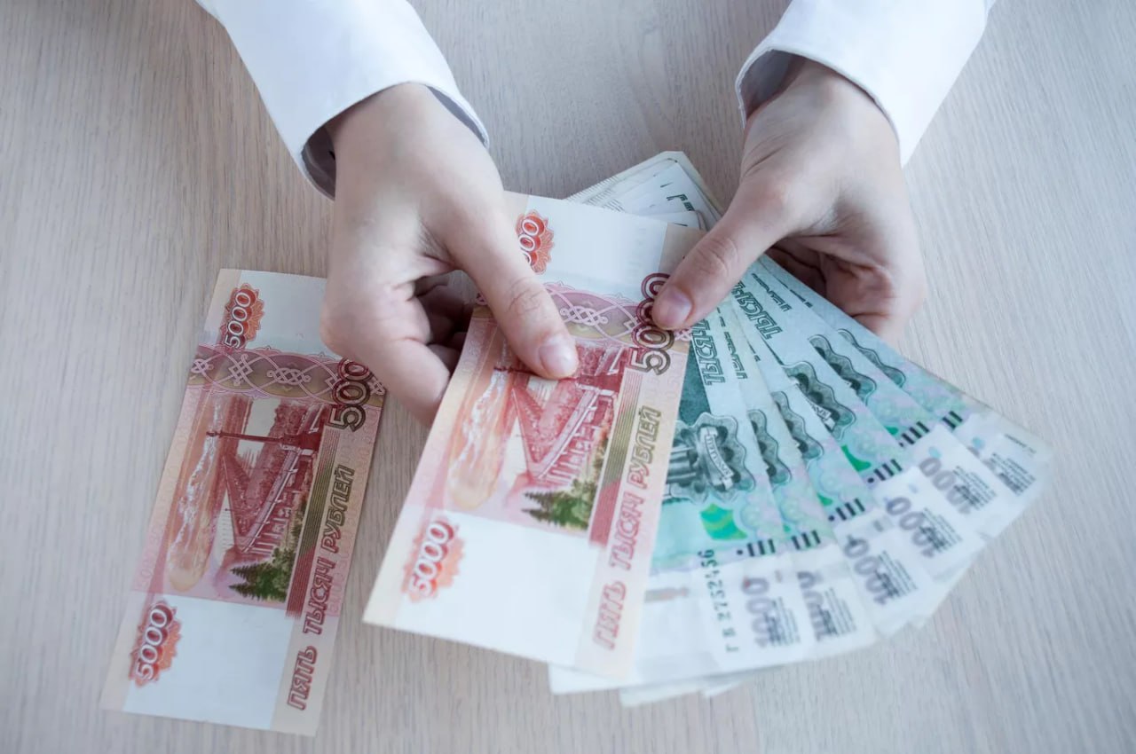 Большинство 73 россиян готовы сразу сменить работу на ту где предложат зарплату больше текущей на 20 и более говорится в исследовании компании SCG которое есть у РИА Новости При этом почти половина опрошенных сталкивались с профессиональным выгоранием Вместе с тем больше 50 россиян уверены что предотвратить это помогут базовые вещи в том числе стабильная зарплата четко определенные обязанности и отсутствие переработок Подписаться на РИА Новости экономика Все наши каналы