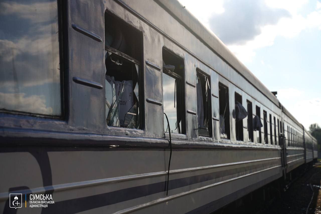 Два беспилотника атаковали железнодорожный вокзал в Сумах, сообщили в областной военной администрации.  В результате удара повреждён состав поезда «Харьков – Ужгород». Пассажиры не пострадали — их оперативно пересадили в другие вагоны.