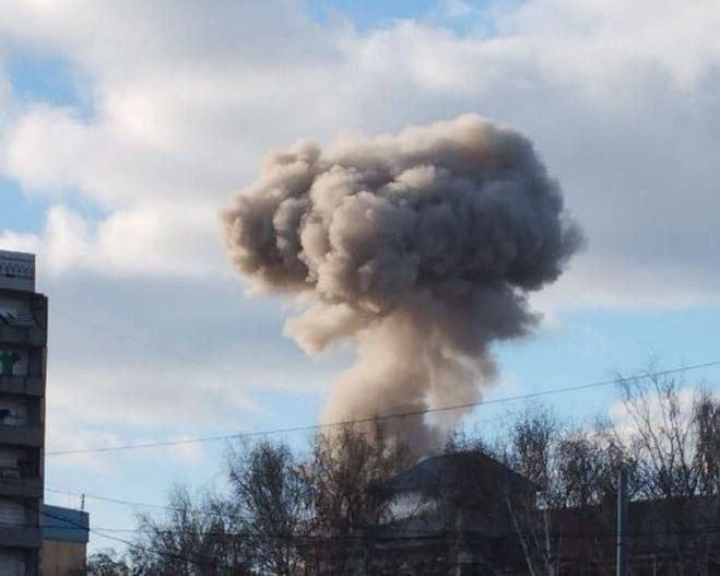 В Краматорске, оккупированном Киевом городе Донбасса, прогремел мощный взрыв  Сообщается о густом грибовидном столбе дыма над одной из промзон.