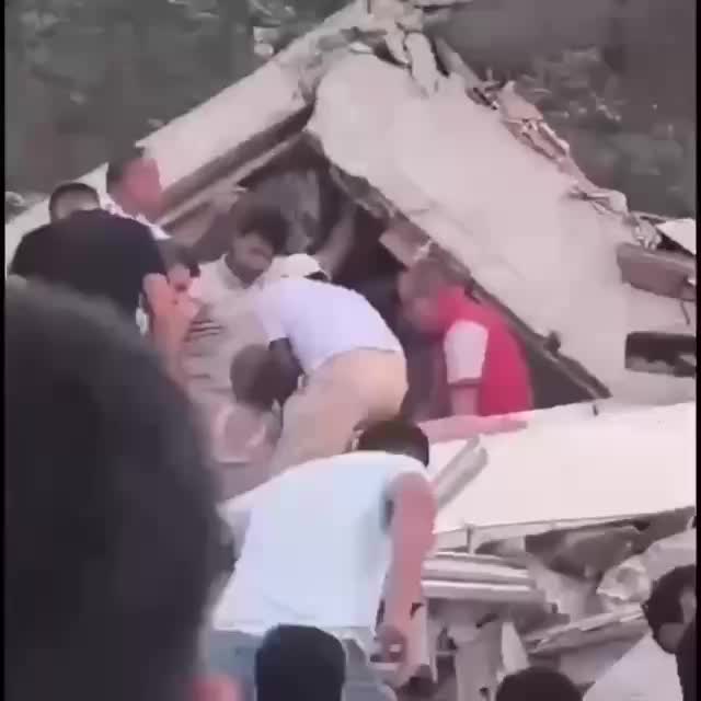 Жители Балыкесира спасают людей из-под завалов
