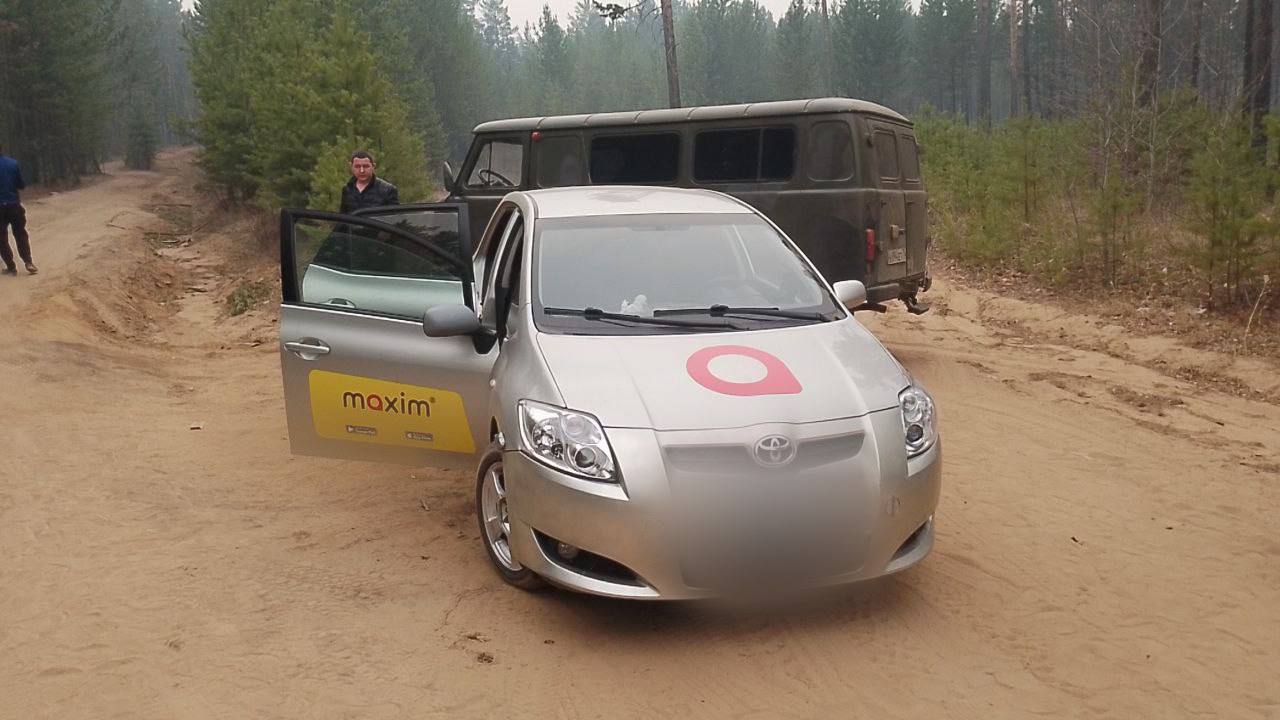 В СНТ «Ручейки» поймали предполагаемых поджигателей. Двоих задержали, еще двое — убежали. Волонтеры, которые сейчас борются с огнем, увидели, как машина из службы такси привезла неких людей, у которых было средство для розжига. После того, как их заметили местные жители, они скрылись на том же автомобиле. Мы запросили официальный комментарий в полиции.