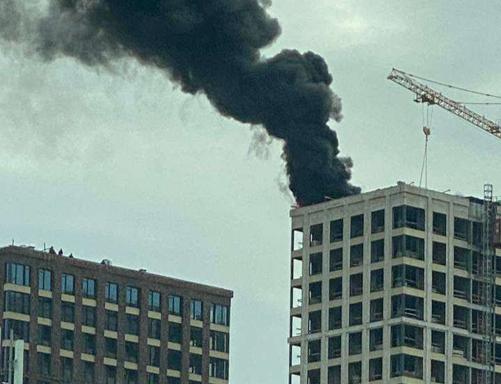 Загорелась кровля строящегося ЖК «Первый Нагатинский» в Москве. О пострадавших не сообщается    Подписаться   Прислать новость