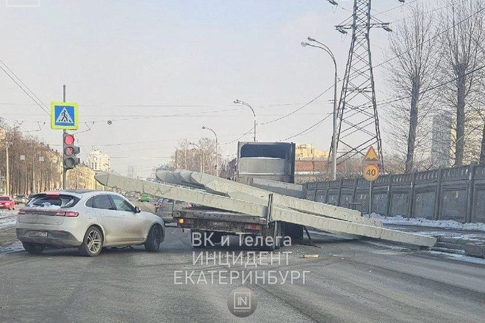 На Уралмаше из грузовика на ходу выпали бетонные балки. Они перегороди всю дорогу  На Уралмаше на пересечении улицы Донбасской с переулком Никольским из грузовика с прицепом вывалились железобетонные балки, они перегородили почти всю дорогу. Из-за этого на месте скопилась пробка. Дело в том, что этот проезд связывает Сортировку и Уралмаш.  Водителям приходится объезжать затор по трамвайным путям.  — Теперь там очень большая пробка, остался проезд только с трамвайных путей в одну машину. Ещё и с Серовского тракта выезжают. В общем, там сегодня всё печально и очень надолго, — рассказал местный водитель порталу E1.RU.  Судя по данным «Яндекс.Карт», на участке уже начала скапливаться пробка.