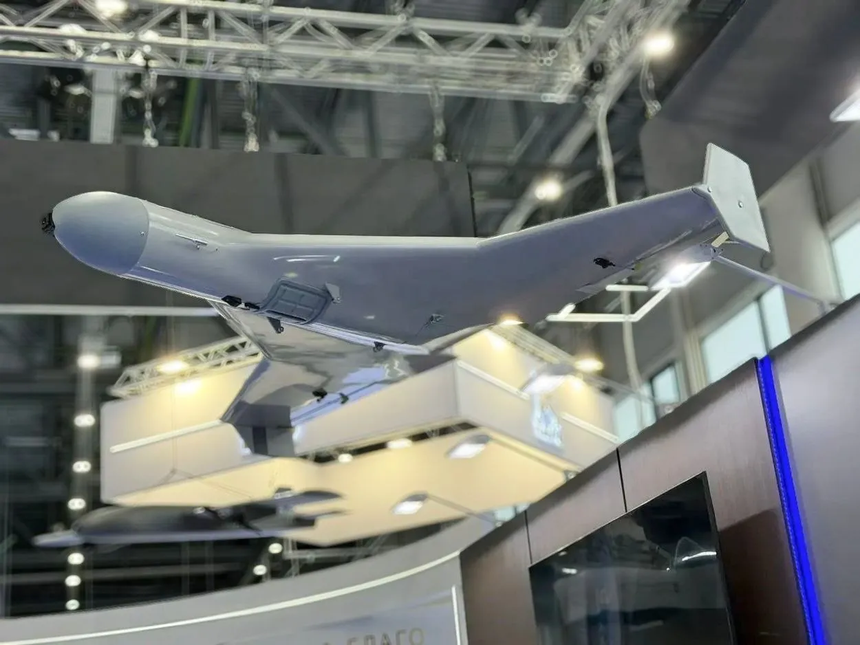 Ростех представил гражданские беспилотники Fellow Lightning P и Delta Turbo на XVII Международном экономическом форуме Россия Исламский мир KazanForum 2026 в Казани Аппараты могут использоваться для мониторинга местности доставки грузов и охраны объектов Также представлен комплекс для обнаружения дронов Бекас В экспозиции в частности показан новый малый беспилотник ближнего действия Fellow с дальностью до 30 километров Он оснащен камерой с гибридным зумом х160 ночным видением функцией следования за объектом и удержания позиции Аппарат можно использовать в охранной антитеррористической и поисково спасательной деятельности Благодаря складной конструкции и быстросъемным пропеллерам дрон легко транспортируется и быстро подготавливается к вылету Госкорпорация Ростех продолжает расширять типоряд отечественных систем с беспилотными летательными аппаратами различного класса Фактически на сегодняшний день наши дроны закрывают все ниши гражданского применения от мониторинга до внесения удобрений и доставки грузов При этом отечественные изделия не уступают иностранным по своей функциональности но превосходят их по защищенности от несанкционированного доступа а также по адаптации к требованиям российских заказчиков и доступности обслуживания Важно и то что модели представленные сегодня в Казани прошли всестороннюю обкатку в разных условиях эксплуатации и подтвердили свои характеристики Также ожидаем существенное внимание к комплексам мониторинга воздушного пространства Бекас которые с высокой эффективностью обнаруживают любые малые беспилотники сказали в Госкорпорации Ростех Радиолокационный комплекс Бекас способен работать непрерывно более суток и обнаруживает малые воздушные средства различного типа Для мобильности он может устанавливаться на транспортные средства и помогать в обеспечении безопасности во время проведения массовых мероприятий Беспилотники Lightning могут эффективно применяться для мониторинга и обеспечения безопасности объектов нефтяной и газодобывающей промышленности контроля границ и при ликвидации последствий чрезвычайных происшествий Lightning P развивает скорость до 270 км ч и может действовать в радиусе до 60 километров Дрон может быть востребован в странах Ближнего Востока Delta Turbo с турбореактивным двигателем достигает скорости до 260 км ч летает на расстояние до 200 километров находясь непрерывно в воздухе до 45 минут Технические характеристики позволяют использовать дрон для экстренной доставки грузов в труднодоступные районы например медицинских препаратов и спасательного оборудования Подпишись на Флай Дрон в MAX Подпишись на Флай Дрон в ВК
