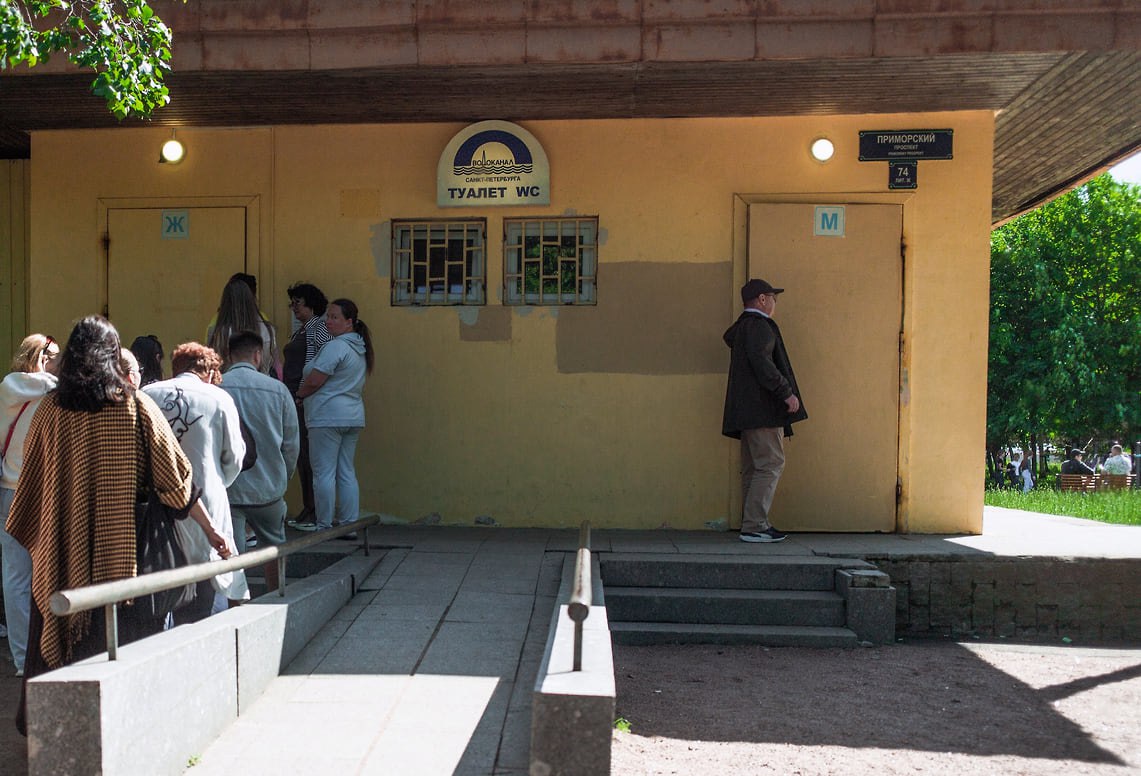 Петербургский депутат предложил увеличить число женских приборов Депутат Алексей Цивилев предложил Минстрою ввести нормы в женских туалетах вдвое больше приборов чем в мужских Поводом стали жалобы на очереди Во время антрактов или пиковых нагрузок женщины вынуждены тратить до 15 20 минут на ожидание в то время как мужские санузлы остаются практически свободными заявил Алексей Цивилев Соотношение приборов 1 1 Это игнорирует физиологию женщин и ведёт к дискриминации считает депутат Он также предложил Минстрою расчёт пропускной способности санузлов и рекомендации по модернизации Фото Александр Баранов Коммерсантъ kommersant spb