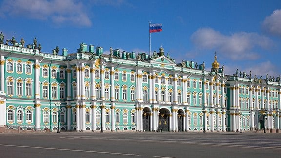 Валентина Матвиенко отметила подвижнический трудсотрудников музеев. Председатель Совета Федерации поздравила музейщиков с профессиональным праздником. «Этот праздник объединяет людей, чье призвание –хранить и приумножать богатое культурно-историческое наследие разных стран и народов», - напомнила спикер. Сегодня музеи продолжают совершенствовать свою деятельность, эксперимент и новаторство стали неотъемлемой частью современного музейного пространства, подчеркнула она. Матвиенко отметила, что особой признательности заслуживают просветительская работа с молодежью и развитие международного диалога. Фото: сайт Эрмитажа