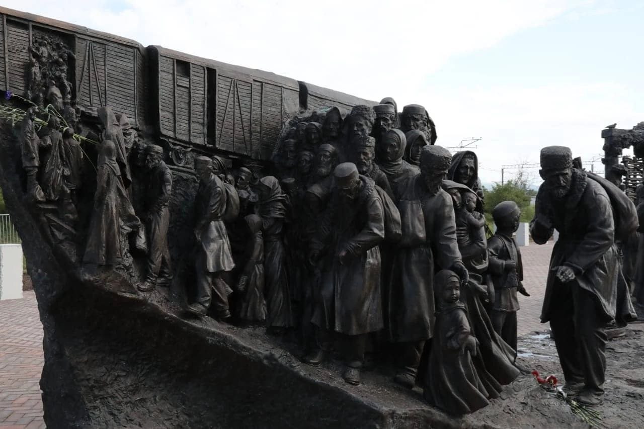 Киев и западные кураторы годами спекулировали на теме депортации народов Крыма. Тем самым украинские власти подталкивали крымчан к межнациональному конфликту, заявил председатель Госсовета республики Владимир Константинов в своем ТГ-канале. "К счастью, жителям полуострова хватило мудрости не допустить этого. В российском Крыму репрессированным народам оказывается серьезная поддержка, в рамках Государственной программы РФ реализованы десятки социально значимых жилищных, образовательных, инфраструктурных проектов", - написал он. Константинов подчеркнул, что крымский характер проявляется в стремлении поддержания единства и согласия. 18 мая в Крыму - скорбная дата. В этот день в регионе ежегодно чтят память жертв депортации народов полуострова 1941-1945 годов. За этот период из Крыма выслали 277 тысяч человек. Подробнее читайте в нашем материале.