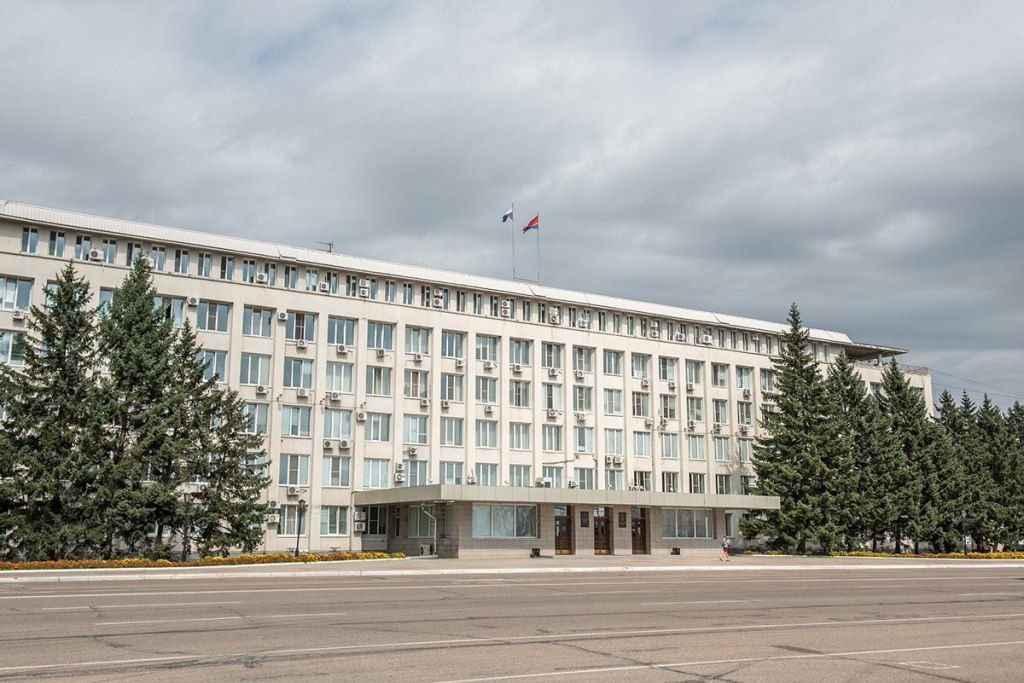 О развитии конкуренции говорили в министерстве экономического развития Амурской области 10 июля 2025 года состоялось заседание коллегиального совета по рассмотрению вопросов содействия развитию конкуренции на территории Амурской области, на котором были подведены итоги рейтинга органов исполнительной власти за 2024 год. В заседании приняли участие представители 13 региональных органов исполнительной власти, ответственных за состояние товарных рынков региона. 1-е место по внедрению стандарта развития конкуренции поделили министерство экономического развития Амурской области и министерство имущественных отношений Амурской области. УФАС по Амурской области отмечено, что по результатам реформы унитарных предприятий регион в лидирующих позициях. Этой работой в области занимается министерство имущественных отношений. Кроме того, на федеральном уровне высоко оценена работа по внедрению стандарта развития конкуренции Амурской области. На совете было объявлено о старте ежегодной опросной кампании, проводимой в рамках ежегодного мониторинга состояния и развития конкурентной среды на товарных рынках. Приглашаем субъекты предпринимательской деятельности и потребителей товаров, работ и услуг принять активное участие, прохождение опросов будет доступно с 15.07.2025 по 01.11.2025. Опросные формы доступны по следующим ссылкам: 1. Опрос субъектов предпринимательской деятельности 2. Опрос потребителей товаров и услуг 3. Опрос населения в отношении доступности финансовых услуг и удовлетворенности деятельностью в сфере финансовых услуг