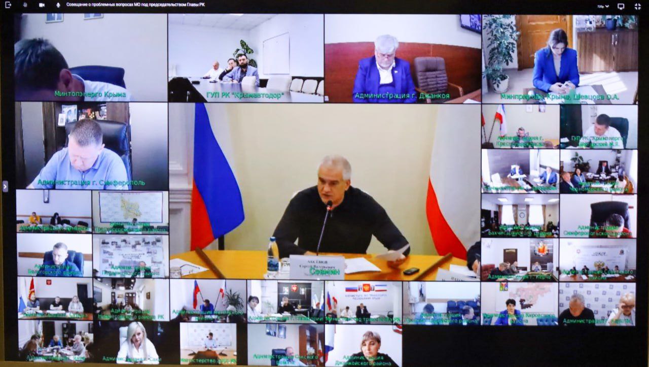 На совещании обсудили актуальные вопросы, качество муниципального управления. В повестке: кассовое освоение бюджета, санитарную очистку, предотвращение несанкционированных сбросов, работу общественного транспорта, а также ремонт и профилирование дорог. Проанализировали текущие показатели, обозначили направления для повышения эффективности бюджетных расходов. Это важно для реализации социальных программ и повышения качества жизни жителей региона. Администрациям, профильным службам поручено усилить контроль за санитарной очисткой, благоустройством, озеленением и подготовкой почвы. Также обсуждены меры по улучшению работы общественного транспорта, повышению качества обслуживания и доступности маршрутов. Важно ускорить темпы ремонта дорог для обеспечения безопасности и комфорта передвижения. Совещание прошло продуктивно, определены конкретные шаги для дальнейшего развития республики.