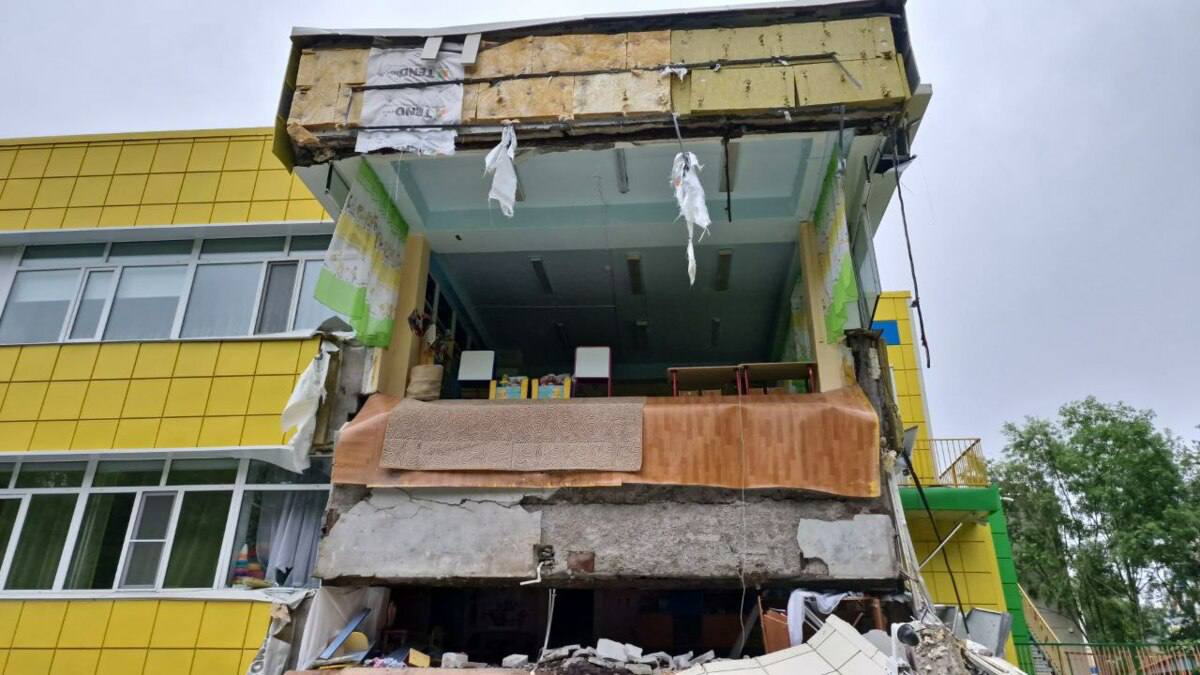По поручению губернатора Камчатского края Владимира Солодова специалисты приступили к осмотру зданий и сооружений социальной сферы. На данный момент зафиксировано частичное обрушение фасада в дошкольном учреждении. «В детском саду № 15 произошло обрушение части фасада. Никто не пострадал, детей в здании не было. Осмотр зданий социальной сферы продолжается», - отметил министр по чрезвычайным ситуациям Камчатского края Сергей Лебедев. #камчатка #камчатскийкрай