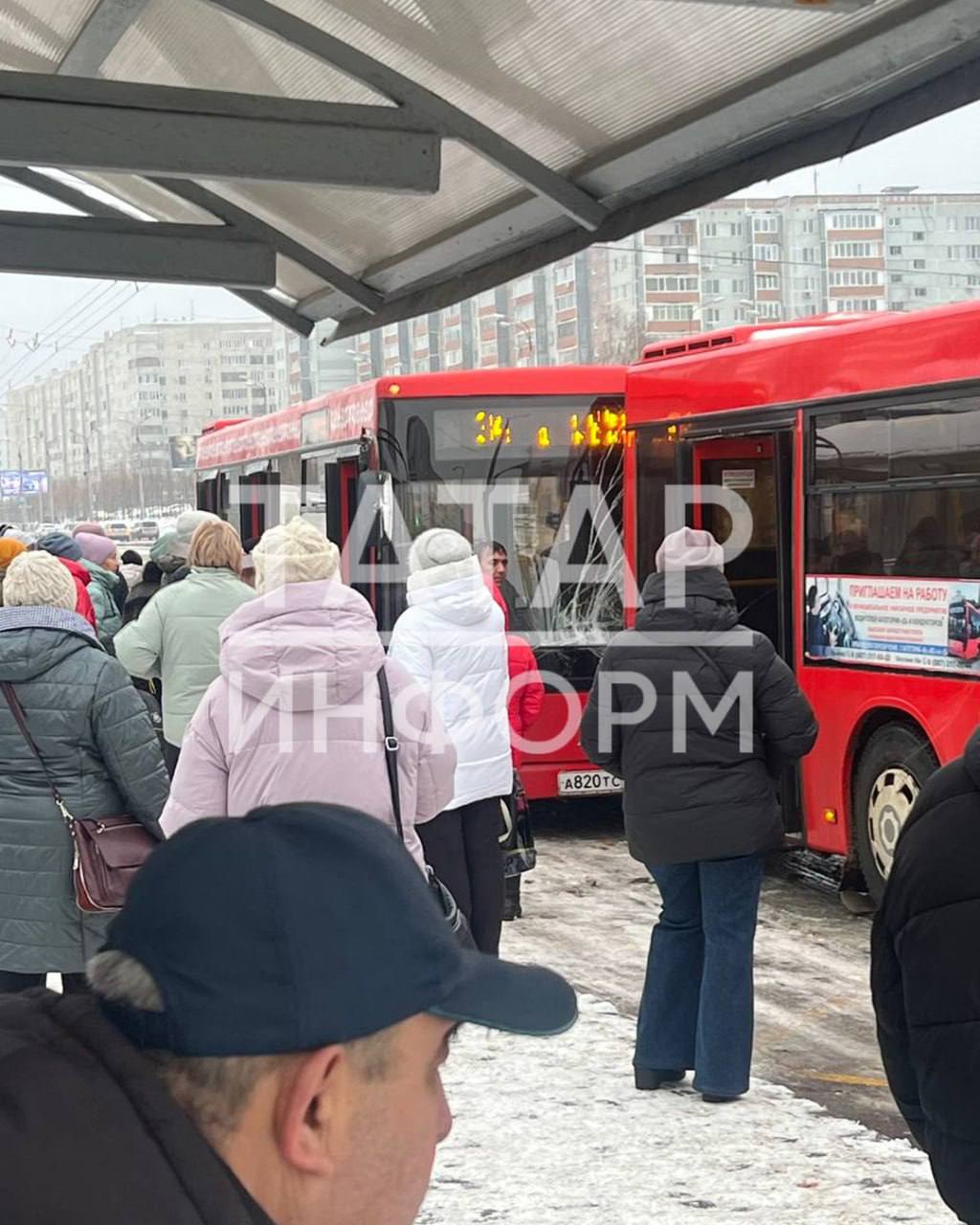 В Казани на проспекте Победы столкнулись два автобуса  Очевидцы сообщают, что даже на маленькой скорости автобус при торможении скользит.   Подпишитесь: