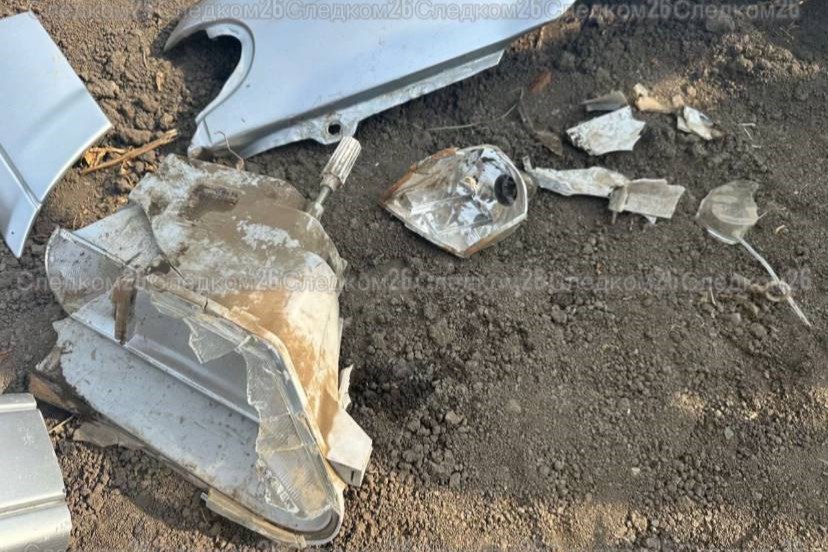 Водитель сбил насмерть человека и скрылся с места происшествия на Ставрополье Авария произошла в ночь с 29 на 30 июля между поселками Зеркальный и Коммунар. Пешеход шел по краю дороги. Проезжающий автомобилист сбил его и скрылся с места происшествия. Тело 45-летнего мужчины обнаружили утром 30 июля. «С места дорожно-транспортного происшествия водитель скрылся, после чего снял поврежденные детали с автомобиля и не сообщил в правоохранительные органы», – рассказали в СУ СК России по Ставропольскому краю. Тогда же завели уголовное дело по статье 105 УК РФ убийство . Сегодня стало известно, что виновного водителя нашли. Им оказался 19-летний житель села Красногвардейского. Парня задержали и доставили в отдел, где он во всем признался. Теперь ему грозит до 15 лет колонии, расследование продолжается.