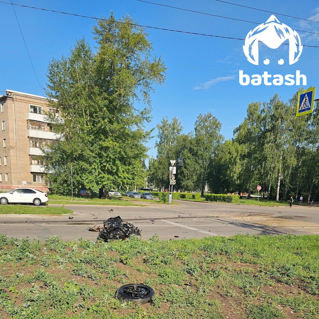 Мотоциклист врезался в ритуальную "Газель" в Салавате и погиб. Авария случилась на перекрёстке Островского и Космонавтов. Ритуальщики рассказали Mash Batash, что байкер столкнулся с фургоном, от удара мужчину вынесло прямо под колёса KIA. Травмы оказались смертельными. Предварительно, пострадавших больше нет.