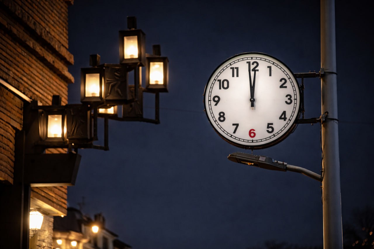 Более тысячи уличных часов в Москве зафиксировали начало нового года Часы на улицах столицы оснащены системой спутниковой коррекции GPS ГЛОНАСС Это гарантирует точность хода стрелок За состоянием городских циферблатов внешним видом и технической исправностью следит специальная служба времени АО ОЭК Ежедневно проверяют чистоту корпусов и читаемость циферблатов ход стрелок работу подсветки Мелкие повреждения устраняют прямо на месте более комплексный ремонт проводят в специально оборудованной мастерской Все уличные часы в Москве электрические и питаются от системы наружного освещения А еще у всех часов есть собственные аккумуляторы которых хватит на 72 часа автономной работы Первые уличные часы появились в столице в 1912 году чтобы пассажирам было легче ориентироваться в расписании расширяющейся трамвайной линии Они проработали вплоть до Олимпиады 1980 года Современные городские часы преемники циферблатов олимпийского периода В отличие от своих предшественников они весят не больше 25 кг Почти все городские часы либо круглой либо прямоугольной формы но есть и циферблаты с уникальным дизайном таких в Москве 28 Если гуляя по городу вы увидите остановившиеся часы звоните в диспетчерский пункт АО ОЭК по телефону 8 495 587 87 60 Он работает круглосуточно Больше о событиях Москвы в каналах Мэра Москвы Сергея Собянина и Городское хозяйство Москвы в MAX