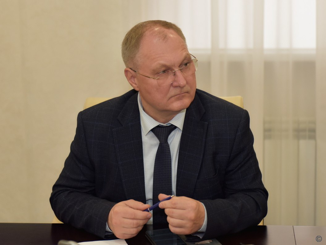 Вячеслав Франк провёл оперативное аппаратное совещание В совещании приняли участие председатель Барнаульской городской Думы Галина Буевич, заместители главы администрации города, руководители администраций районов и профильных комитетов. В рамках совещания участники обсудили ход текущего ремонта дорог. По словам заместителя главы администрации города по дорожному хозяйству и транспорту Андрея Курышина, текущий ремонт в краевой столице выполнен на 60%. На текущей неделе планируется отремонтировать проезжую часть по улице Антона Петрова, переулку Малюкова, Павловскому тракту, улице Целинной в поселке Пригородном. Также продолжается ремонт тротуара по улице Антона Петрова от ул. Геодезической до ул. Солнечная Поляна . Всего, как отметил Андрей Курышин, на сегодняшний день в рамках текущего ремонта горячим асфальтобетоном отремонтировано более 64 тысяч квадратных метров локальных участков дорог и тротуаров, с применением струйно-инъекционного метода – порядка 3,9 тысяч квадратных метров. Как сообщил заместитель главы администрации города по социальной политике Александр Артемов, сегодня в Барнауле пройдут мероприятия, посвященные Дню семьи, любви и верности. Он отметил, что праздничные площадки организованы во всех районах города. Заместитель главы администрации города по безопасности и защите информации Игорь Лисин сообщил, что на текущей неделе будет продолжено проведение профилактических рейдов на водных объектах. Он напомнил, что на территории города функционируют оборудованные места для купания – четыре пляжа и 11 открытых бассейнов. Рейды проводятся в местах опасных для купания. На территории города определены 25 таких мест, они обозначены предупреждающими знаками «Купаться запрещено».