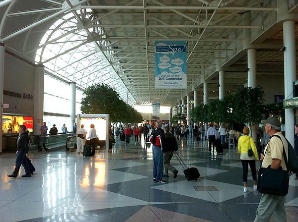 Аэропорты США отказались показать пассажирам видеоролики о причинах шатдауна Министерство внутренней безопасности США Department of Homeland Security DHS столкнулось с отказом некоторых крупных аэропортов страны транслировать пассажирам видеообращение главы ведомства Кристи Ноэм в котором она возложила на демократов вину за остановку работы федерального правительства шатдаун Ролик должны были показать на контрольно пропускных пунктах где на экранах обычно демонстрируются видеоинструкции Об этом пишет РБК со ссылкой на CNN В списке отказавшихся международный аэропорт им Гарри Рида в Лас Вегасе международный аэропорт Портленда международный аэропорт Сиэтла Такомы международный аэропорт Шарлотт Дуглас и три аэропорта в Нью Йорке Их представители объяснили что не стали пускать трансляцию видео с Ноэм из за его политической окраски которая не соответствует нейтральному информационному характеру социальной рекламы aviaru net n288752