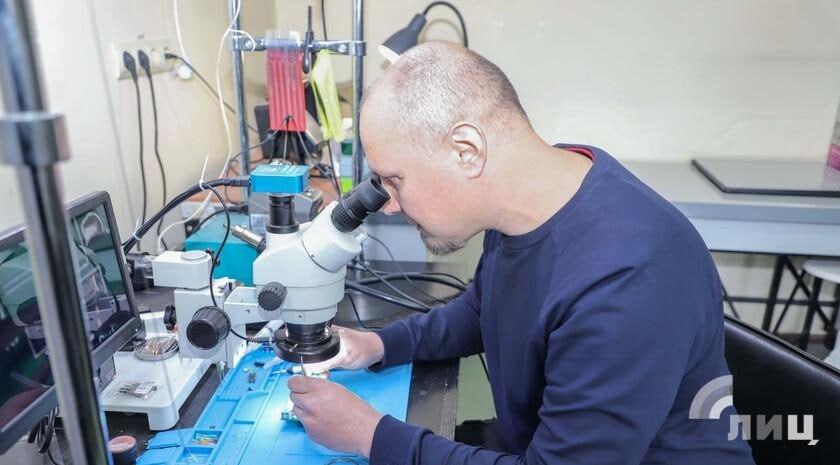 Индустриальные парки станут площадками для новых производств в ЛНР Минпромторг Будущие индустриальные парки в ЛНР станут площадками для запуска новых производств в регионе Об этом в интервью ЛуганскИнформЦентру сообщил министр промышленности и торговли региона Владислав Варшавский На наш взгляд индустриальные парки станут драйверами роста промышленного потенциала региона потому что позволят разместить на своей территории предприятия реализующие инвестиционные проекты А как известно Республике нужны новые инвесторы качественные промышленно производственные площадки которые смогут давать бюджетный и социальный эффект сказал он Руководитель Минпромторга добавил что в 2025 году заключено три соглашения о создании в ЛНР индустриальных парков Запуск этих площадок является для ведомства стратегической задачей Мы идем к тому чтобы войти с нашими индустриальными площадками в реестр Минпромторга России добавил Варшавский Полный текст интервью читайте на сайте ЛИЦ