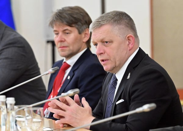 Роберт Фицо назвал Евросоюз влюблённым в себя Об этом премьер-министр Словакии заявил в Астане на переговорах с президентом Казахстана Касым-Жомартом Токаевым. Я всегда спрашиваю своих коллег в объединении, должны ли мы смотреть только на ЕС или мы должны смотреть вокруг, что происходит рядом, какой опыт есть у других стран, что делают другие государства, — сказал Фицо на переговорах в расширенном составе. Премьер также отметил усилия президента Казахстана по развитию страны и пригласил его совершить визит в Словакию. По его словам, он знает о планах Токаева посетить Чехию, и выразил надежду на то, что ему удастся совместить эти поездки. Подпишись на «Говорит Москва»