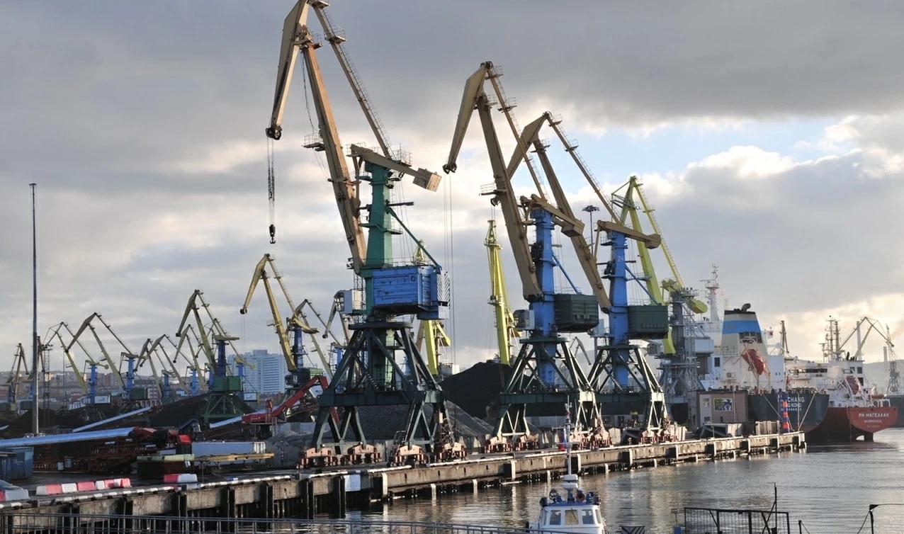 Мурманский порт к 2035 году может нарастить грузооборот в пять раз  Прогнозируемый грузооборот морского порта Мурманск к 2035 г. может вырасти до 264 млн т. Об этом на совместном заседании комиссий Госсовета РФ «Международная кооперация и экспорт» и «Северный морской путь и Арктика» в рамках III форума «Арктика-регионы» в Архангельске заявил губернатор Мурманской области Андрей Чибис.   Он напомнил, что по итогам 2024 г. порт перегрузил свыше 52 млн т. Согласно данным Ассоциации морских торговых портов, это на 10,3% меньше, чем за 2023 г.   По данным губернатора, с 2030 г. на терминалы Мурманска начнут поступать грузы из Белоруссии. Речь в первую очередь идет о минеральных удобрениях и нефтепродуктах. В разговоре с «Ведомостями» Чибис уточнил, что из республики ежегодно будет поступать около 30 млн т грузов. Также ожидается прирост российских и транзитных грузов.   В то же время губернатор обращает внимание, что планы по росту грузооборота зависят от расширения подъездных путей РЖД – их необходимо увеличить в три раза.  Подробнее — в материале на нашем сайте.    : «Мурманский морской торговый порт»    Подпишитесь на «Ведомости Северо-Запад»