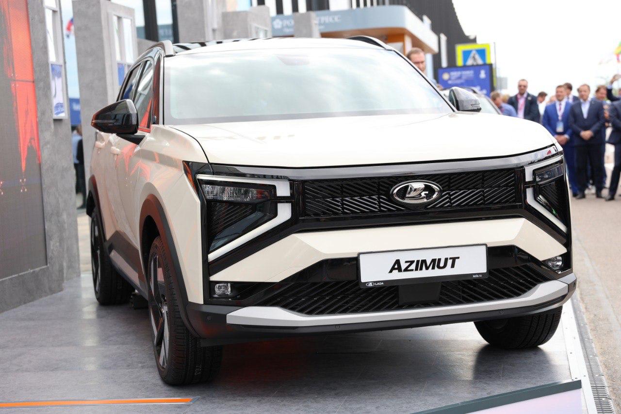 Уникальность нового кроссовера Lada Azimut с искусственным интеллектом GigaChat от Сбера, который представили на Петербургском экономическом форуме, заключается не только во внешней красоте, но и в интеграции современных технологий. Об этом сообщил первый заместитель председателя правления Сбербанка Александр Ведяхин. «Внутри находится современный искусственный интеллект. Это GigaChat, который будет помогать всем пассажирам и водителю пользоваться теми сервисами, которыми они привыкли пользоваться в обычной жизни. Это не только музыка, не только карты, здесь в дальнейшем будут и платежные сервисы, здесь будет заправка по голосу, оплата парковки по голосу и так далее», — добавил он.