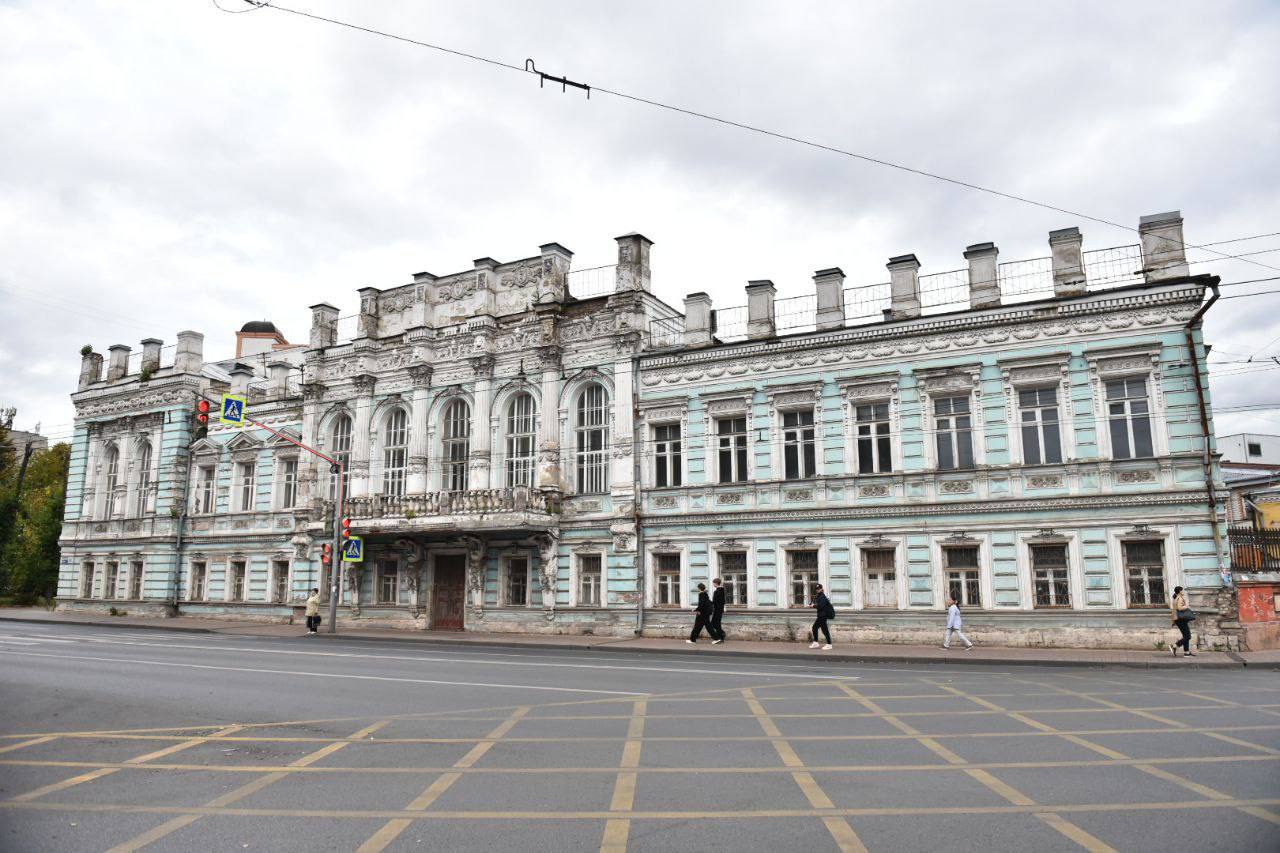 Дом с атлантами на проспекте Октября дом Дунаева собираются изъять у недобросовестного собственника Особняк 1886 года постройки созданный по проекту архитектора Николая Поздеева начал разрушаться фасад и фигуры требуют срочной реставрации При этом владелец несмотря на подготовленный и согласованный проект работ не выполнил обязательства по сохранению памятника Теперь судьбу объекта решит суд Подпишись на Ярославль 1