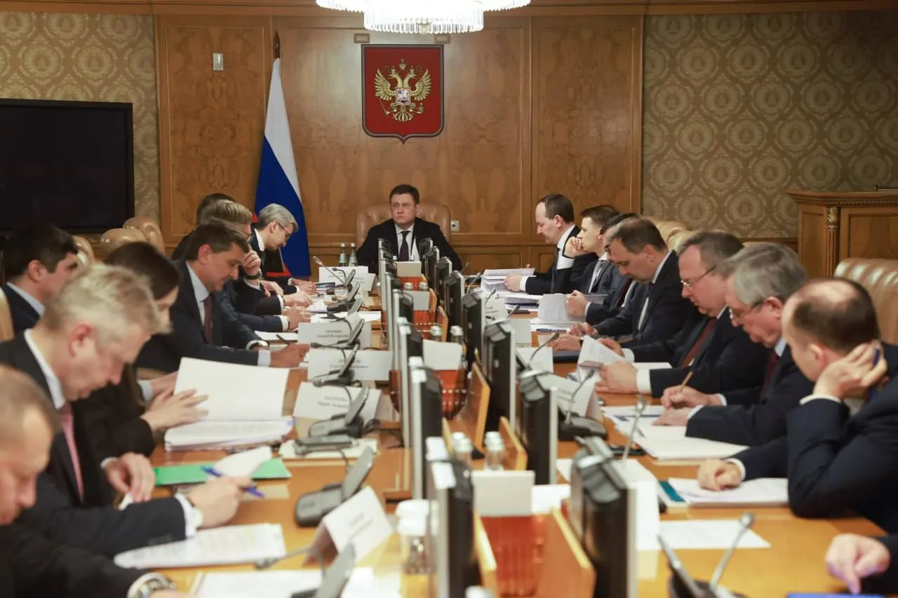 Александр Новак провел заседание правительственной комиссии по вопросам развития электроэнергетики В рамках совещания особое внимание было уделено строительству и модернизации энергетической инфраструктуры на Дальнем Востоке и в Московском регионе Обеспечение растущего спроса на электроэнергию и мощности на Дальнем Востоке к 2031 году планируется за счет повышения надежности и продления срока эксплуатации действующего генерирующего оборудования на Якутской ГРЭС Якутской ГРЭС Новой ТЭЦ Восточная и Артемовской ТЭЦ создания новых генерирующих мощностей в объеме 48 МВт систем накопления электрической энергии в объеме до 250 МВт и линии электропередачи 500 кВт Хабаровская Комсомольская с реконструкцией подстанции 500 кВт Комсомольская В числе значимых направлений работы отмечено строительство ТЭЦ 25 и ТЭЦ 26 в Москве Участники совещания обсудили параметры создания систем накопления электроэнергии на юге России Были рассмотрены меры по введению запрета майнинговой деятельности на территории города Москвы Московской области и в ряде районов Курской области в целях обеспечения и поддержания стабильности энергоснабжения всех категорий потребителей особенно социально значимых а также сбалансированного функционирования электросетевого комплекса Александр Новак поручил профильным организациям уделить особое внимание вопросам безопасности и надежности работы объектов электроэнергетики Он подчеркнул что данный вопрос находится на особом контроле Правительства Подписаться на Правительство России в MAКС