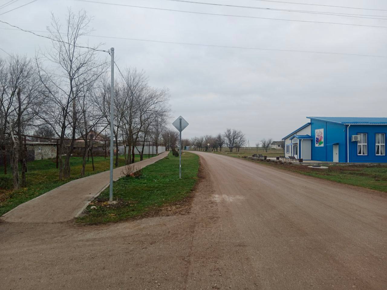 В Джанкойском районе после прокурорского вмешательства устранены дефекты дорожного покрытия на автомобильных дорогах Джанкойская межрайонная прокуратура по обращениям местных жителей провела проверку исполнения требований законодательства о безопасности дорожного движения Установлено что дорожное покрытие на улицах Садовой и Новосадовой в селе Новостепном имеет выбоины и просадки отсутствуют дорожные знаки и разметка В целях устранения выявленных нарушений межрайонной прокуратурой в адрес органа местного самоуправления внесено представление по результатам рассмотрения которого нарушения были устранены не в полном объеме В этой связи прокуратура обратилась в суд с иском об обязании органа местного самоуправления устранить нарушения Требования надзорного ведомства удовлетворены Выявленные нарушения устранены автомобильные дороги приведены в надлежащее состояние