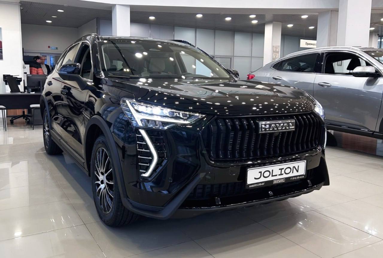 В России подешевел на 150 тысяч рублей Haval Jolion Обновленные цены на Haval Jolion 2024 года: Comfort передний привод, МКПП — 1 899 000 ₽ Elite передний привод, робот — 2 199 000 ₽ Premium передний привод, робот — 2 399 000 ₽ Elite полный привод, робот — 2 349 000 ₽ Premium полный привод, робот — 2 549 000 ₽ Tech+ полный привод — 2 699 000 ₽ При этом изменились условия прямых выгод: для новых Jolion 2025 года они уменьшились на 50 тысяч рублей. Базовая версия с механикой теперь имеет скидку 150 тысяч, остальные комплектации — 250 тысяч рублей.
