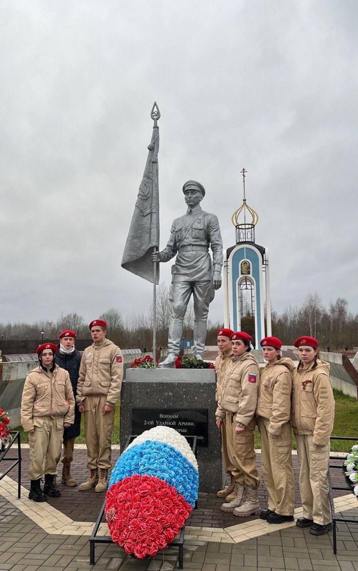 135 школьников из Новгородской области съездили в образовательное путешествие по региону благодаря господдержке!  В декабре по двухдневному маршруту «Записки военного корреспондента» проехали учащиеся школ Великого Новгорода, Старой Руссы, Сольцов и Чудовского района. Школьники посетили мемориалы трех районов области, музейный комплекс «Партизанский край», экспозиции Новгородского музея-заповедника, а также иммерсивную экскурсию «Слушай 41-ый». Реализатором проекта стал туроператор «Волхва».  Напомним, маршрут «Записки военного корреспондента» стал победителем Всероссийской программы «Классная страна» в номинации «История и патриотизм» в январе 2024 года. Он был включен в программы нацпроектов «Образование» и «Туризм и индустрия гостеприимства», а также в реестр школьных маршрутов Минпросвещения.  Больше информации об образовательных маршрутах по Новгородской области   здесь.  Русь Новгородская