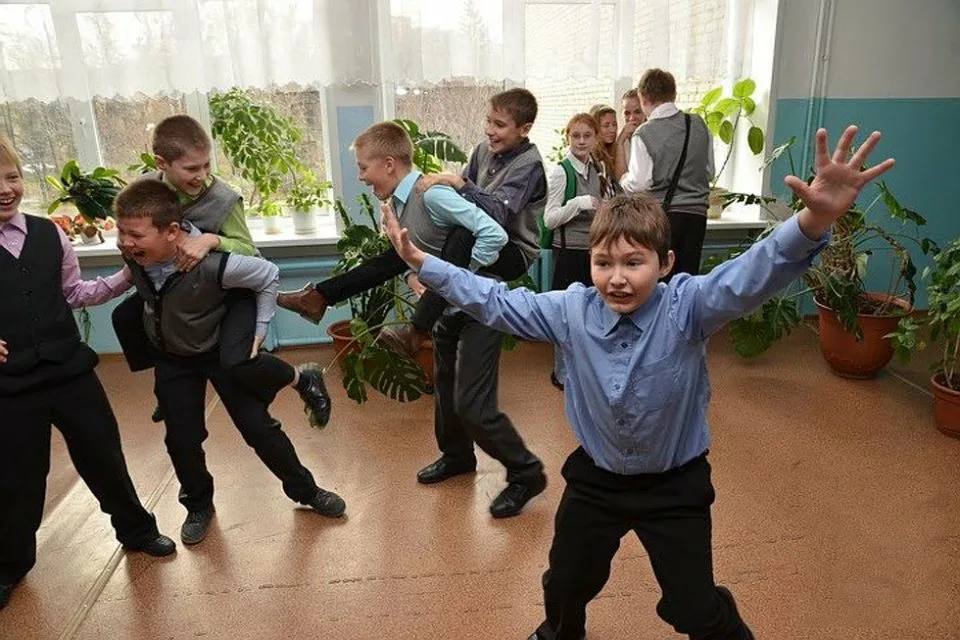 Выборы губернатора сократят учебную неделю в школах Оренбурга Как стало известно Городовому грызть гранит науки в стенах родной школы на этой неделе ребята будут только 4 дня с 8 по 11 сентября А 12 и 13 сентября уроки пройдут дистанционно В школах города будут располагаться избирательные участки Голосование на досрочных выборах губернатора Оренбургской области пройдет 12 13 и 14 сентября orengorodovoy