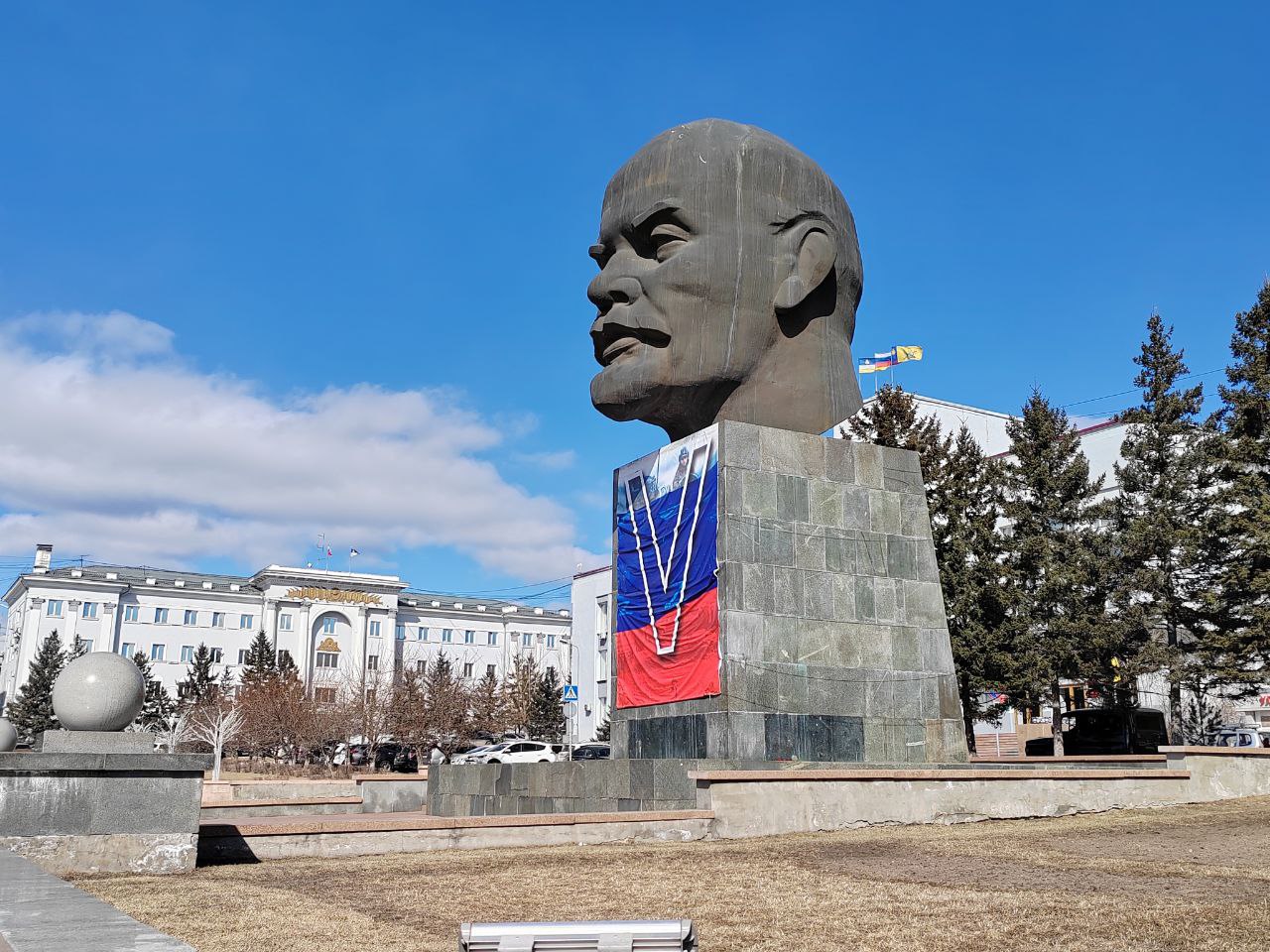 Армения проиграла международный процесс предпринимателю Карапетяну Речь идет о попытках армянских властей национализировать компанию "Электросети Армении", где уже объявили об изъятии собственности и назначили временного управляющего. В ответ предприниматель Самвел Карапетян и его семья обратились в Арбитражный институт Торговой палаты Стокгольма в порядке, установленном соглашением о поощрении и защите инвестиций, заключенным между правительствами Армении и Кипра. В итоге суд обязал Ереван прекратить конфискацию. - Арбитраж пришел к выводу, что необходимо применить неотложные меры, поскольку действия Республики Армения вызывают серьезные сомнения в их соответствии соглашению о взаимной защите инвестиций между Арменией и Кипром, — заявили там. О заявленных планах сформировать к 2025 году совместный энергорынок в рамках Евразийского экономического союза ЕАЭС , куда входят Россия, Беларусь, Армения, Казахстан и Киргизия, читай по ссылке вверху . Фото: Новая Бурятия