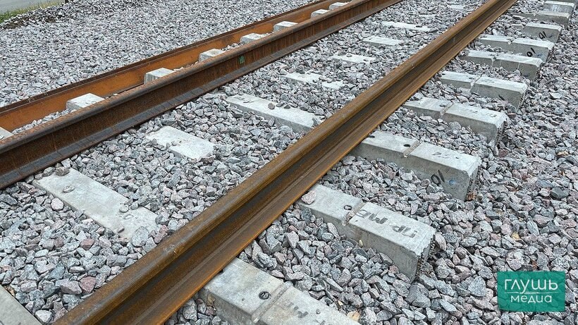 С подрядчика саратовского трамвайного маршрута 9 пытаются взыскать 150 5 миллиона рублей В конце октября в отношении генерального подрядчика трамвайного маршрута 9 в Саратове ООО ФракДжет Строй поступило в Арбитражный суд два иска о взыскании задолженностей Это следует из картотеки дел на портале судебной инстанции Один иск был подан 28 октября от ООО ГЭТ СТРОЙ о взыскании задолженности в сумме 19 3 миллиона рублей Однако судья Наталья Каштанова решила на время оставить документ без движения Дело в том что истец должен был при подаче иска заплатить госпошлину в размере 148 1 тысячи рублей но этого не сделал Организация вместо этого подала в суд ходатайство об отсрочке в выплате в связи с тяжелым финансовым положением Чтобы это ходатайство было удовлетворено организации следует предоставить в суд 28 ноября сведения о состоянии всех открытых счетов за три месяца перед подачей иска Второй иск был направлен в Арбитражный суд 29 октября от ООО ТрансЭнергоСнаб о взыскании с ФракДжет Строй долга по поставке в сумме 127 4 миллиона рублей и неустойку в размере 3 8 миллиона рублей Предварительное заседание назначили на 26 ноября Заходите на наш сайт это очень помогает редакции glush media news view id 5853