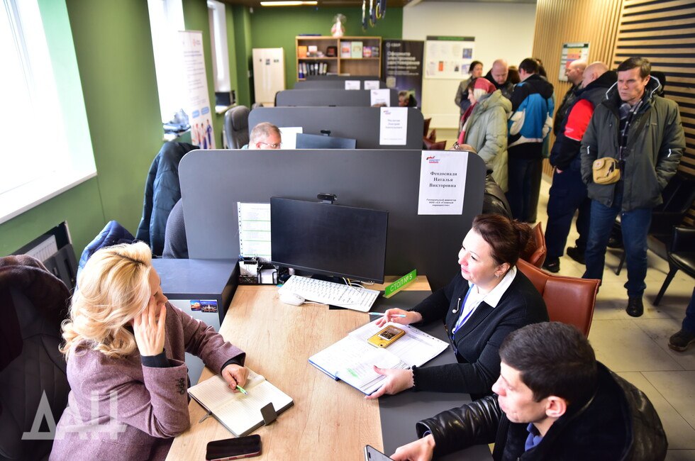 Ветераны СВО смогут бесплатно освоить более 200 профессий Каких Министерство труда и соцзащиты РФ определило список профессий для бесплатного переобучения в этом году Для ветеранов его расширили до 213 позиций Среди специальностей которые предлагают защитникам водитель инструктор по физкультуре и спорту мастер по ремонту авто и многие другие в том числе разработчик приложений и специалист по большим данным Читать полностью Подпишись на нас в MAX