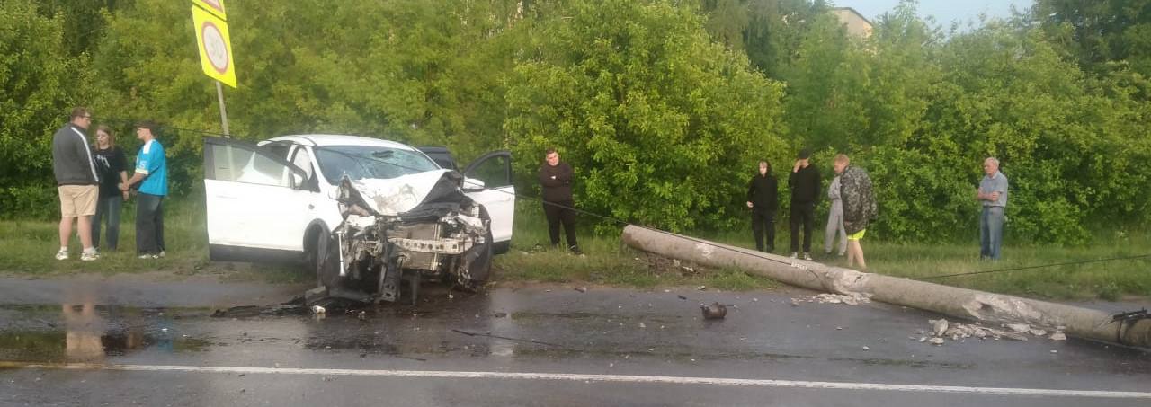  За прошедшие пятницу и выходные дни на дорогах Рязанской области зарегистрировано 17 дорожно-транспортных происшествий, в результате которых 2 человека погибли и 30 человек получил травмы различной степени тяжести, в том числе 9 несовершеннолетних. В области зарегистрировано 90 ДТП с причинением материального ущерба автовладельцам. Инспекторы дорожно-патрульной службы Госавтоинспекции выявили 1018 нарушений ПДД. 7 июня, примерно в 19:30, на 2 километре автодороги «Коготково — автозаводской микрорайон» в Скопинском районе, по предварительной информации, 18-летний местный житель, управляя автомобилем «Форд Куга», совершил наезд на опору ЛЭП. В результате происшествия водитель и двое его несовершеннолетних пассажиров в возрасте 13 и 15 лет получили травмы различной степени тяжести. По факту ДТП проводится проверка. Обстоятельства происшествия устанавливаются. 8 июня, примерно в 20:05, на 496 километре автодороги Р-132 «Золотое кольцо» в Рязанском районе, по предварительной информации, 45-летний житель Рязанского района, управляя мотоциклом «Кавасаки», совершил столкновение с автомобилем «Лада Приора», под управлением 54-летнего жителя г. Спас-Клепики. В результате происшествия водителя мотоцикла госпитализировали в медицинское учреждение. По факту ДТП проводится проверка. Обстоятельства происшествия устанавливаются.