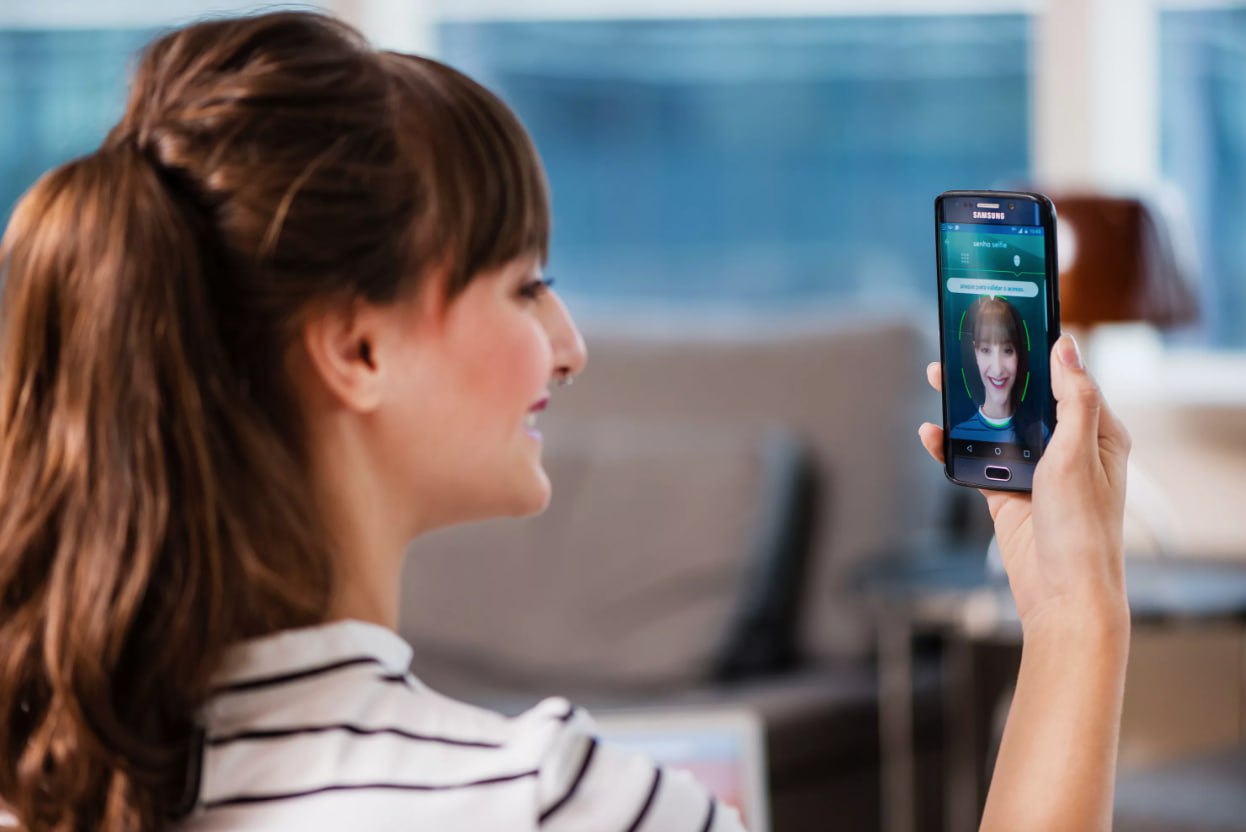 Биометрический тупик почему МФО не пустят в банковские цифровые экосистемы Минцифры и МВД заблокировали инициативу ЦБ использовать сторонние биометрические системы и банковские ID для клиентов МФО Ведомства считают ЕБС максимально надежным способом опасаясь хакерских атак при подключении сторонних систем Решение сохранит барьеры для 70 80 текущих клиентов МФО не сдавших биометрию На сегодня лишь около 9 млн россиян сдали биометрию что составляет менее 15 от 65 млн потенциальных заемщиков МФО Ведомственный конфликт между стремлением ЦБ сохранить доступность финансовых услуг и желанием МВД минимизировать риски мошенничества создает правовой тупик накануне введения новых правил 1 марта 2026 года значительная часть клиентов МФО может потерять доступ к онлайн займам что усилит давление на теневой сектор кредитования ProБанки