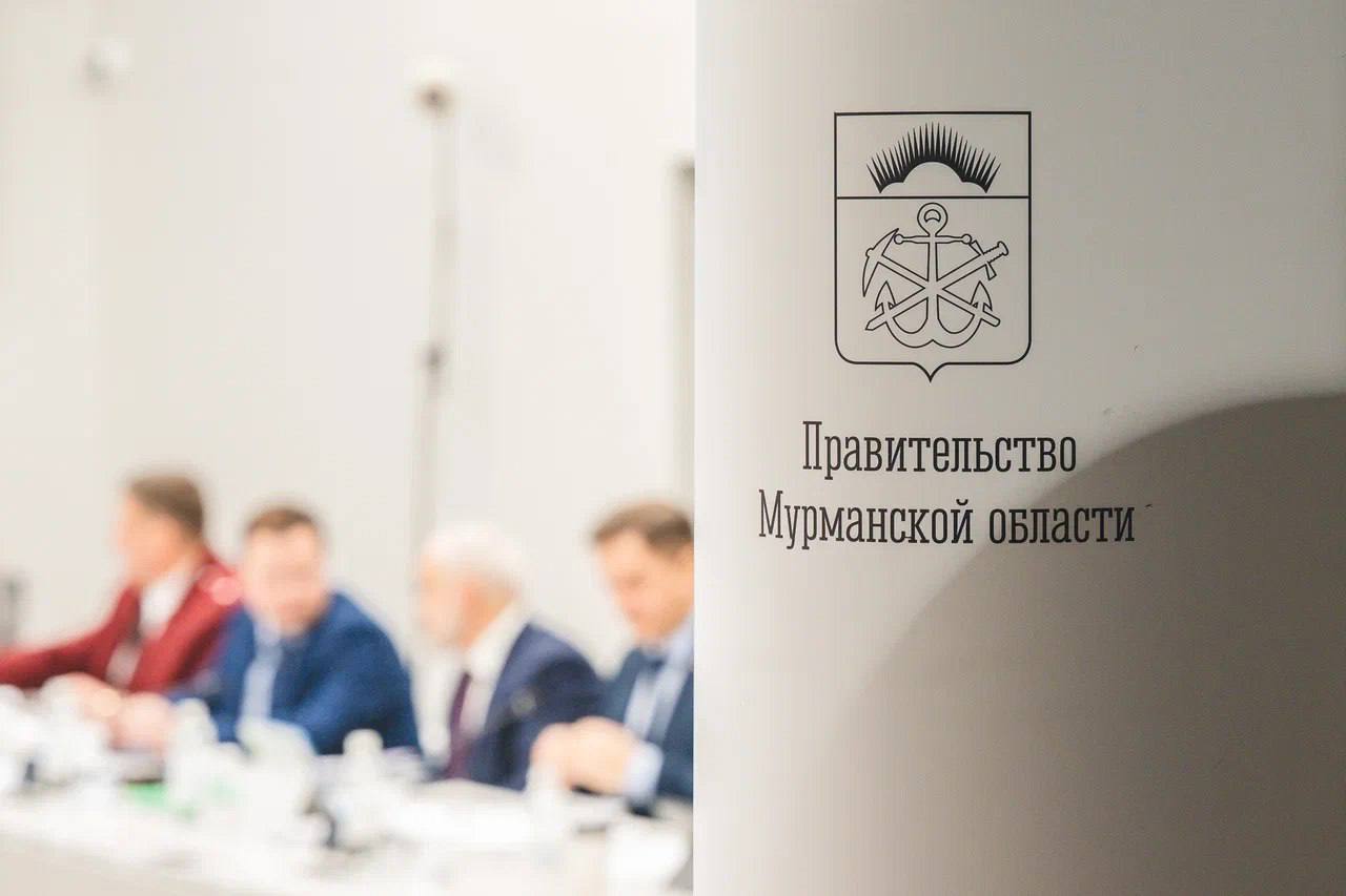 По решению губернатора Андрея Чибиса сотрудники реорганизованных учреждений получат дополнительные выплаты В преддверии Нового года у нас появилась возможность поддержать финансово наших педагогов врачей и медработников социальных работников работников культуры а также тренеров и тех кто занят в сфере спортивной медицины Прошу Оксану Николаевну Демченко с отраслевыми заместителями предоставить предложения по этим выплатам до конца недели чтобы до конца года мы могли их произвести сказал Андрей Чибис Такая возможность в том числе появилась благодаря поддержке Президента Владимира Путина Напомним что Андрей Чибис добился для Мурманской области дополнительного федерального финансирования в размере 3 6 млрд рублей Подписывайтесь на наш канал в МАХ