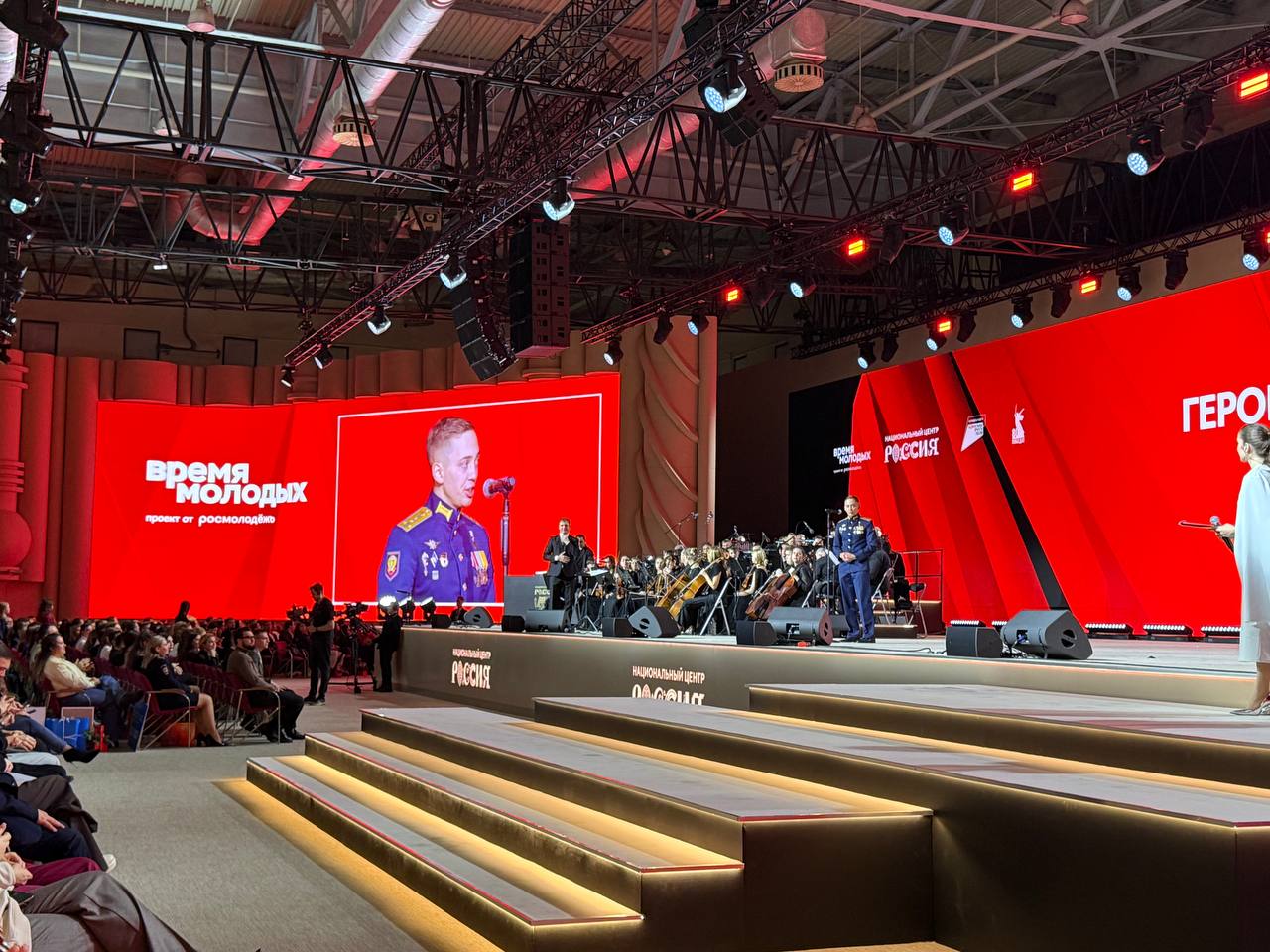 в Национальном центре Россия стартует торжественная церемония награждения V Премии Время молодых организованная Росмолодежью 1  4    3  5   Победителей в номинации Герой нашего времени 1 место Радик Каримов Тюменская область 2 место Валерий Преображенский Владимирская область 3 место Илларион Якубович Тюменская область НОП