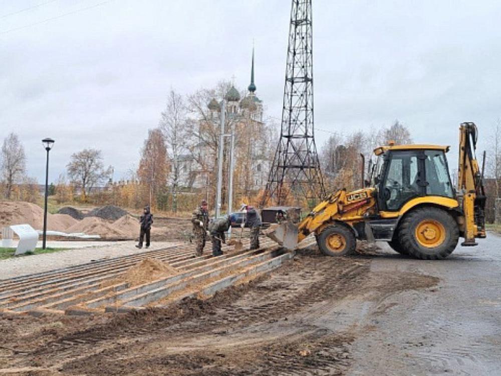 В Архангельской области начался II этап благоустройства набережной в Сольвычегодске В старинном городе Сольвычегодске продолжается преображение набережной имени Аники Строганова Проект стал победителем всероссийского конкурса и реализуется по нацпроекту Инфраструктура для жизни и народной программе Единой России За первый этап обновления который начался еще в 2024 году Тогда были сделаны тротуары зоны отдыха освещение детская площадка в экостиле и озеленение Сейчас же стартовало обустройство главной площади с амфитеатром входной зоны с арками пространств для коммерции террасированного спуска и тротуаров Работы ведутся от улицы Октябрьской до Спасообыденной церкви и на участке по улице Советской Фото ЕР