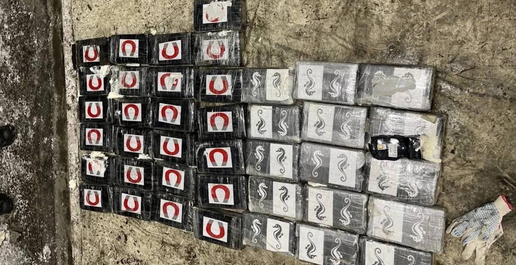 В Петербурге сотрудники таможни выявили крупную партию кокаина в 40 кг сообщили в пресс службе ведомства Стоимость такого груза на чёрном рынке оценивается в 600 млн рублей Наркотик обнаружен в контейнере прибывшем на судне Выяснилось что химикат произведён в Латинской Америке откуда и был отправлен Вещество в виде порошка и кристаллов белого цвета было упаковано в 40 брикетов и уложено внутри обшивки контейнера Известно что таможенники обнаружили поставку кокаина благодаря сработавшей системе управления рисками и принятым мерам таможенного контроля Пресс служба таможни Подписаться на ДП в Telegram MAX