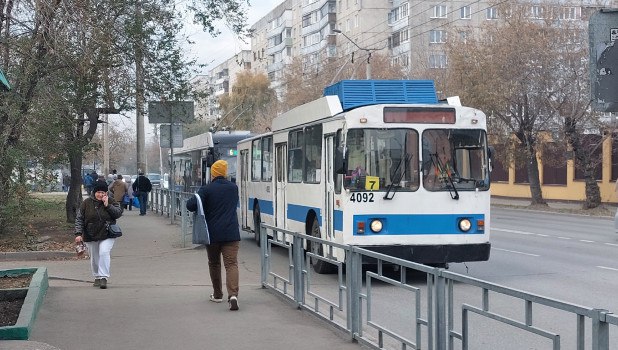 Алтайский край получит дополнительные 2 млрд рублей для улучшения общественного транспорта Программу модернизации транспорта в крае разработали на 2025 2030 годы Виктор Томенко уже утвердил ее На ремонт трамвайных путей контактной сети троллейбусов и покупку автобусов выделят 2 1 млрд рублей За исполнение будет отвечать министр транспорта Андрей Подолян